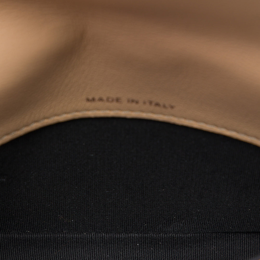 Chanel Matelassé About Perles Porte-cartes avec chaîne Cuir d'agneau Beige – vue 4 – GABY PARIS