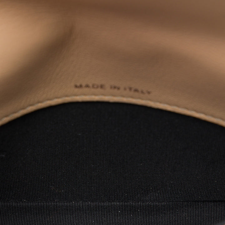 Chanel Matelassé About Perles Porte-cartes avec chaîne Cuir d'agneau Beige – vue 4 – GABY PARIS