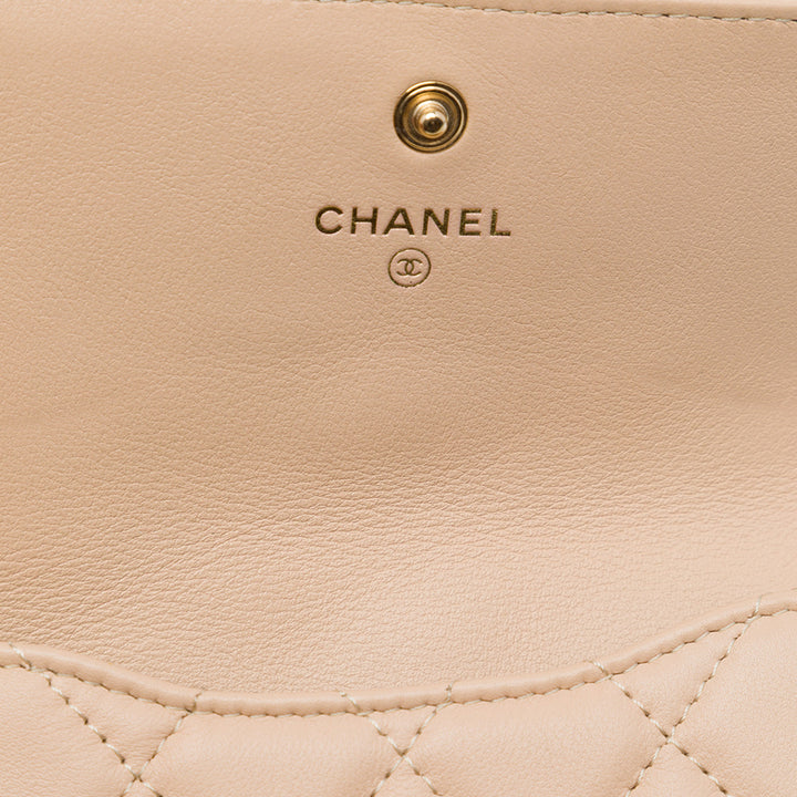 Chanel Matelassé About Perles Porte-cartes avec chaîne Cuir d'agneau Beige – vue 5 – GABY PARIS