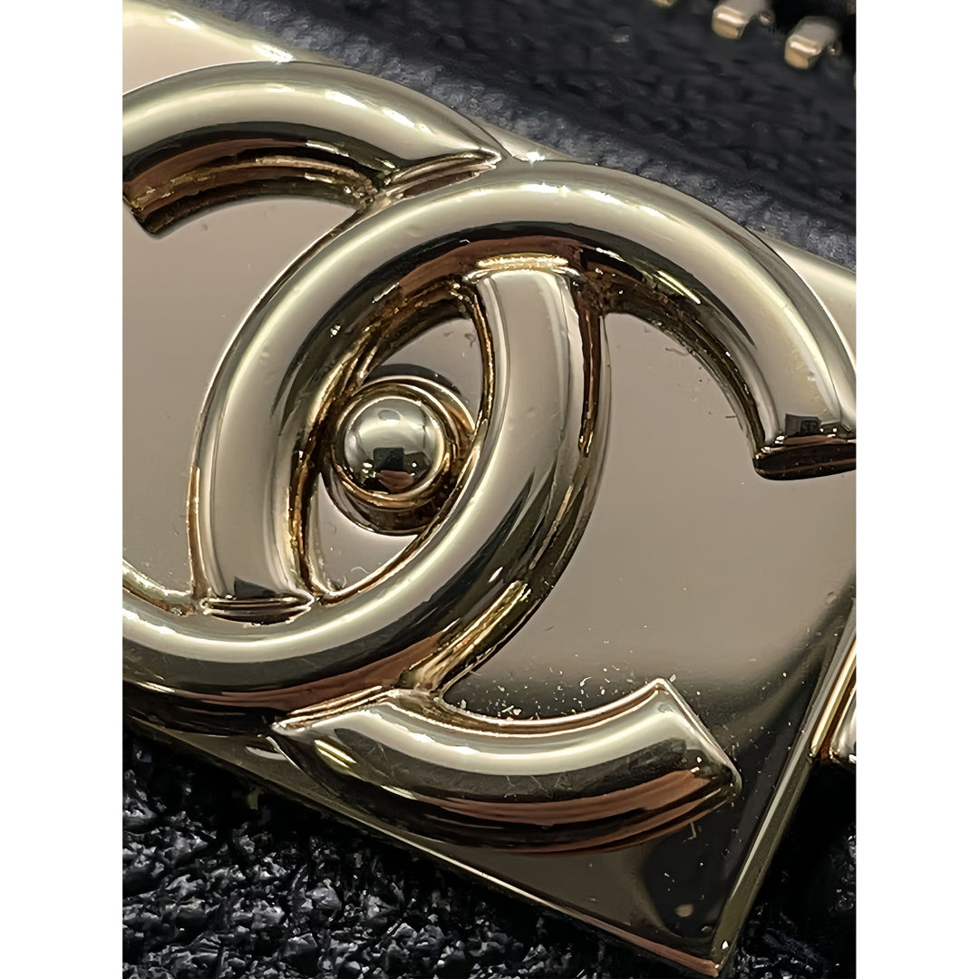 Chanel Chevron Boy Pochette avec chaîne Mini Cuir caviar Noir – vue 8 – GABY PARIS