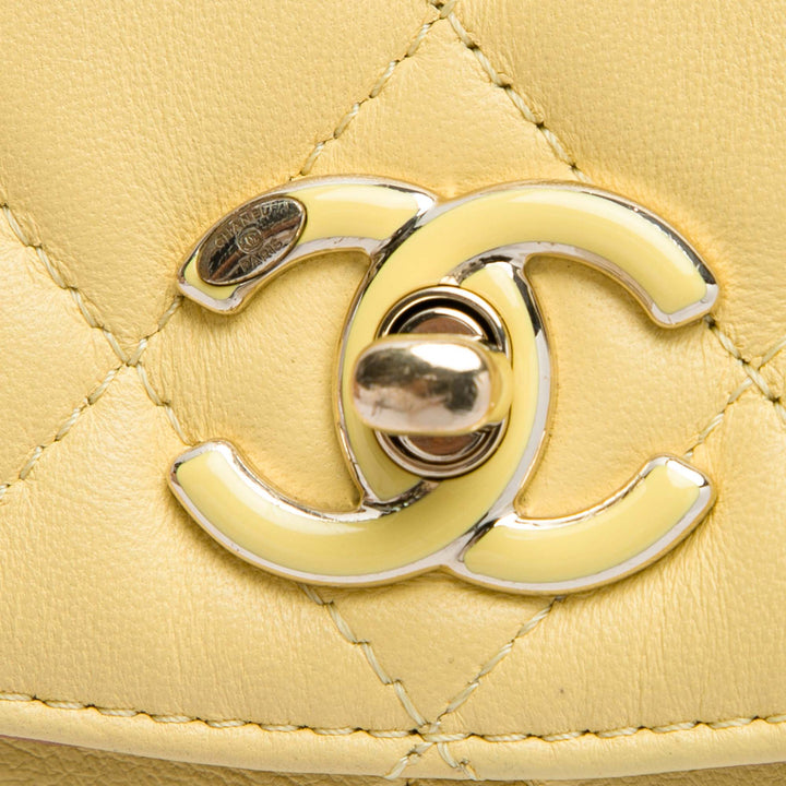 Chanel Small Matelassé Cuir d'agneau Cocovado Ribbon Chain à rabat