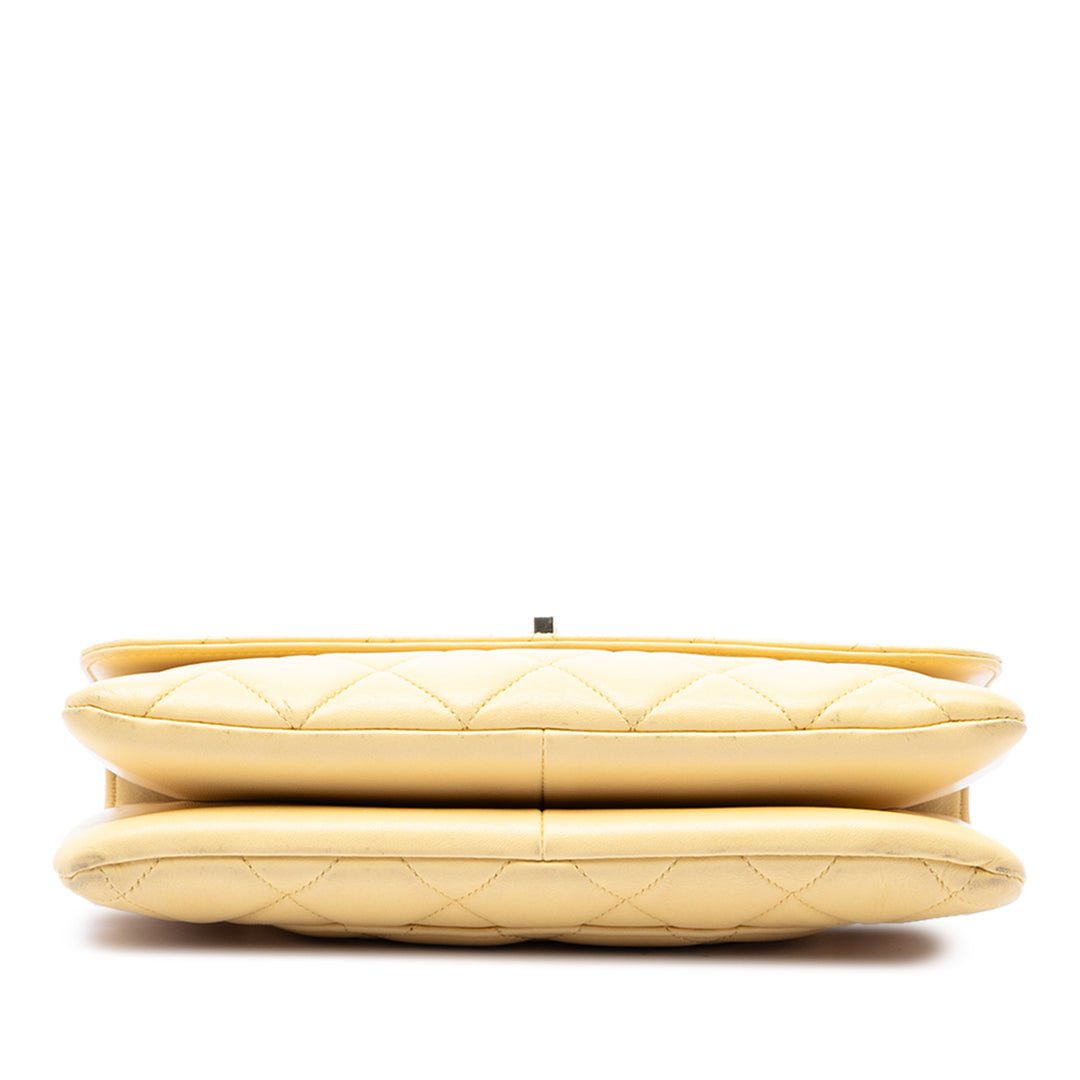 Chanel Matelassé Trendy CC à rabat Cuir d'agneau Jaune – vue 3 – GABY PARIS