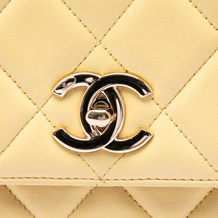 Chanel Matelassé Trendy CC à rabat Cuir d'agneau Jaune – vue 5 – GABY PARIS