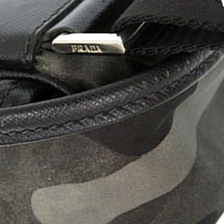Prada Saffiano à finitions Tessuto Camouflage Double Buckle Messenger Sac