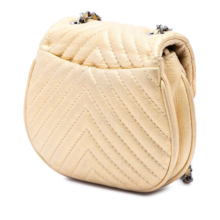 Chanel CC Chevron Métallisé vieilli Bubble à rabat Cuir de veau Doré – vue 2 – GABY PARIS