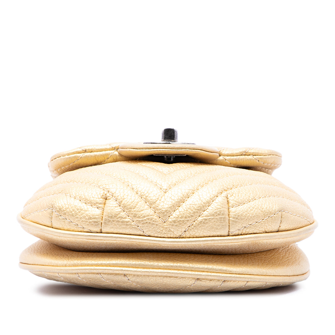 Chanel CC Chevron Métallisé vieilli Bubble à rabat Cuir de veau Doré – vue 3 – GABY PARIS