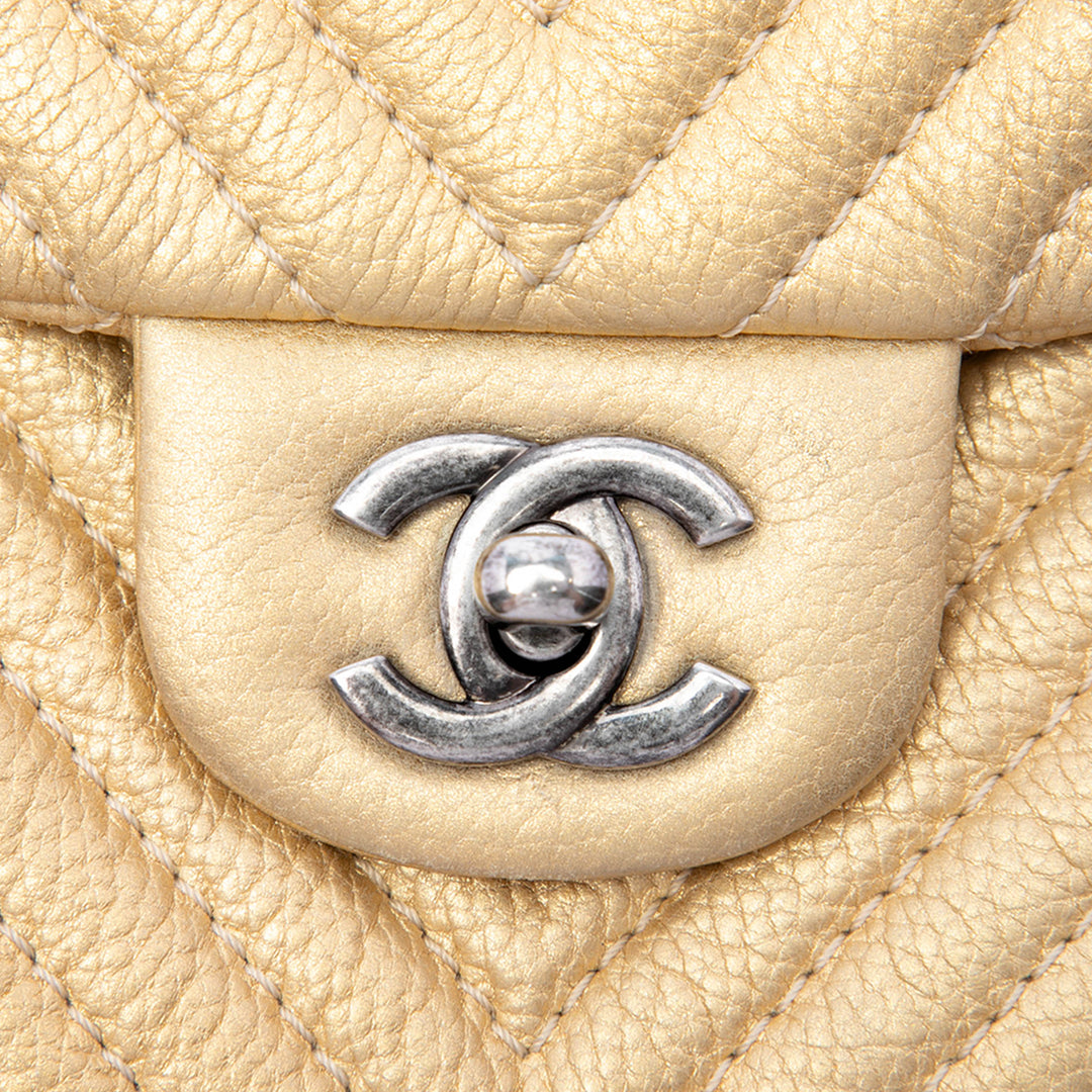 Chanel CC Chevron Métallisé vieilli Bubble à rabat Cuir de veau Doré – vue 5 – GABY PARIS
