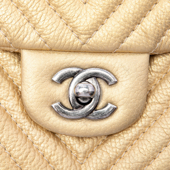 Chanel CC Chevron Métallisé vieilli Bubble à rabat Cuir de veau Doré – vue 5 – GABY PARIS