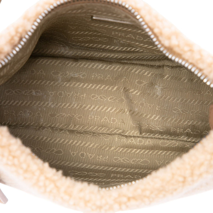 Prada Sac porté épaule Shearling Re Edition 2000 Matière naturelle Mini Marron – vue 4 – GABY PARIS