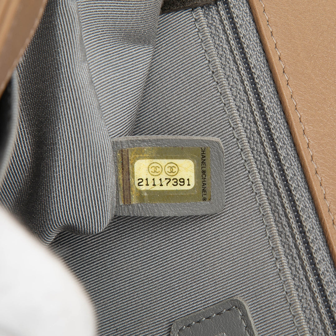 Chanel Medium Matelassé Cuir de veau Wild Stitch Boy à rabat