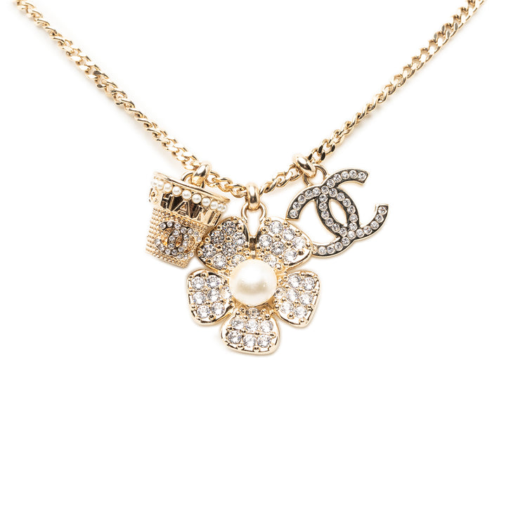 Chanel CC plaqué Strass et Perles fantaisie Flower Pendant Collier