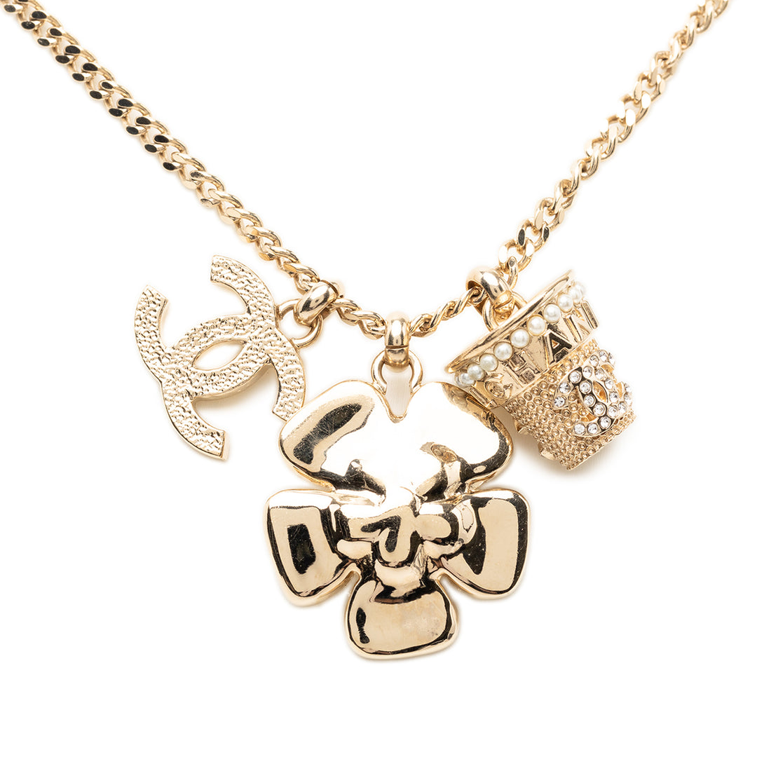 Chanel CC plaqué Strass et Perles fantaisie Flower Pendant Collier