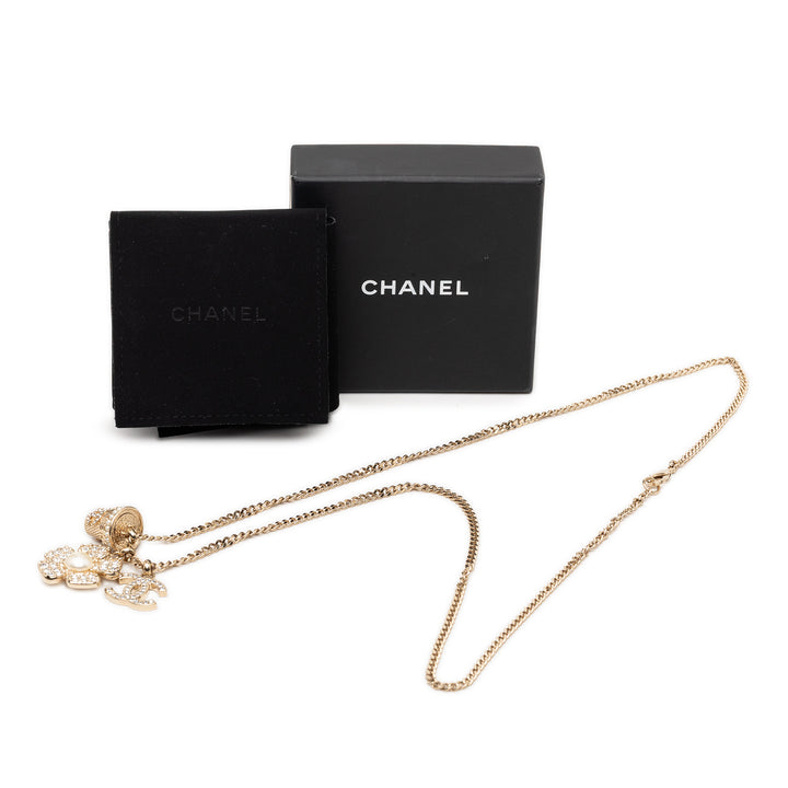 Chanel CC plaqué Strass et Perles fantaisie Flower Pendant Collier