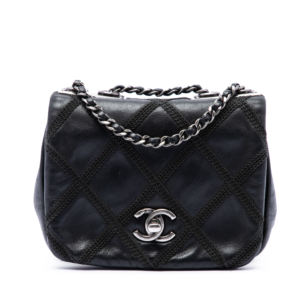 Chanel CC Irisé Diamond Stitch à rabat Mini Cuir de veau Noir – vue principale – GABY PARIS