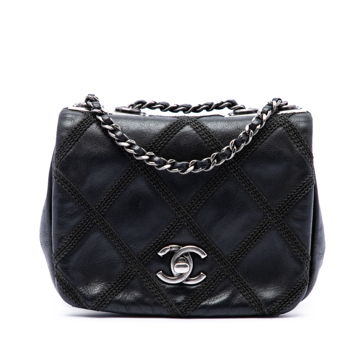 Chanel CC Irisé Diamond Stitch à rabat Mini Cuir de veau Noir – vue principale – GABY PARIS