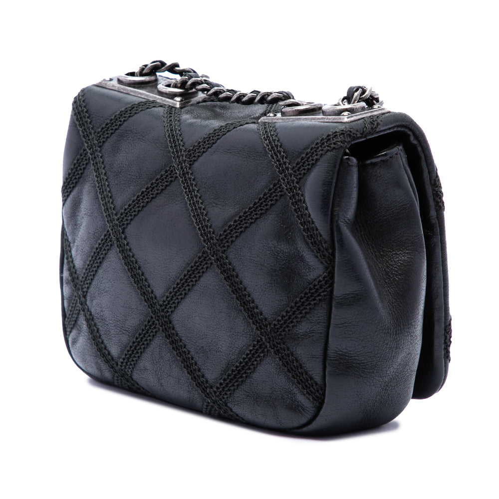 Chanel CC Irisé Diamond Stitch à rabat Mini Cuir de veau Noir – vue 2 – GABY PARIS