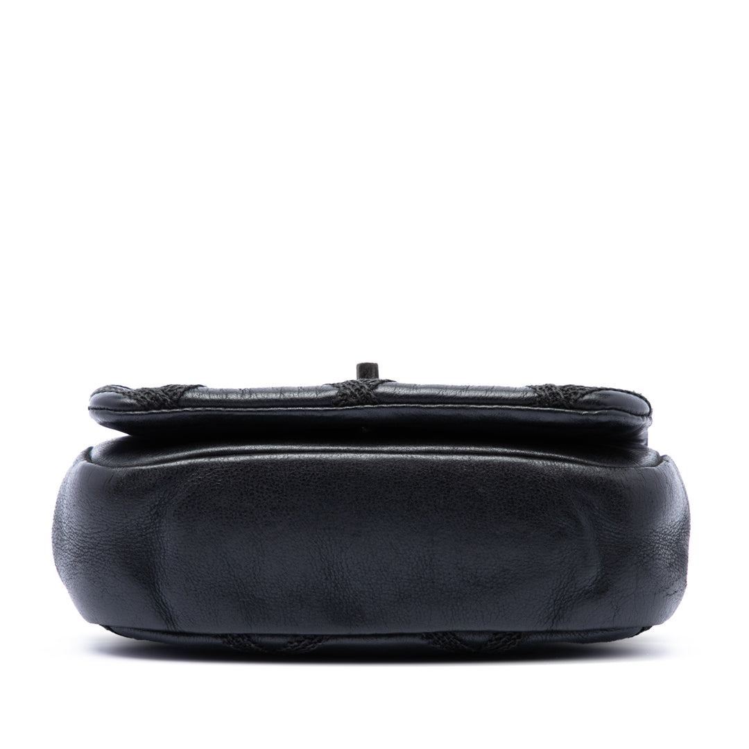 Chanel CC Irisé Diamond Stitch à rabat Mini Cuir de veau Noir – vue 3 – GABY PARIS