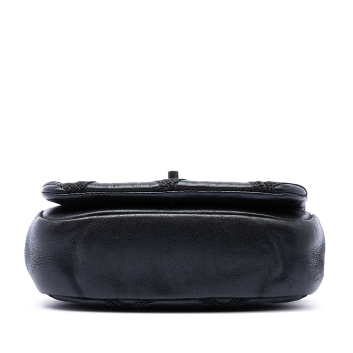 Chanel CC Irisé Diamond Stitch à rabat Mini Cuir de veau Noir – vue 3 – GABY PARIS