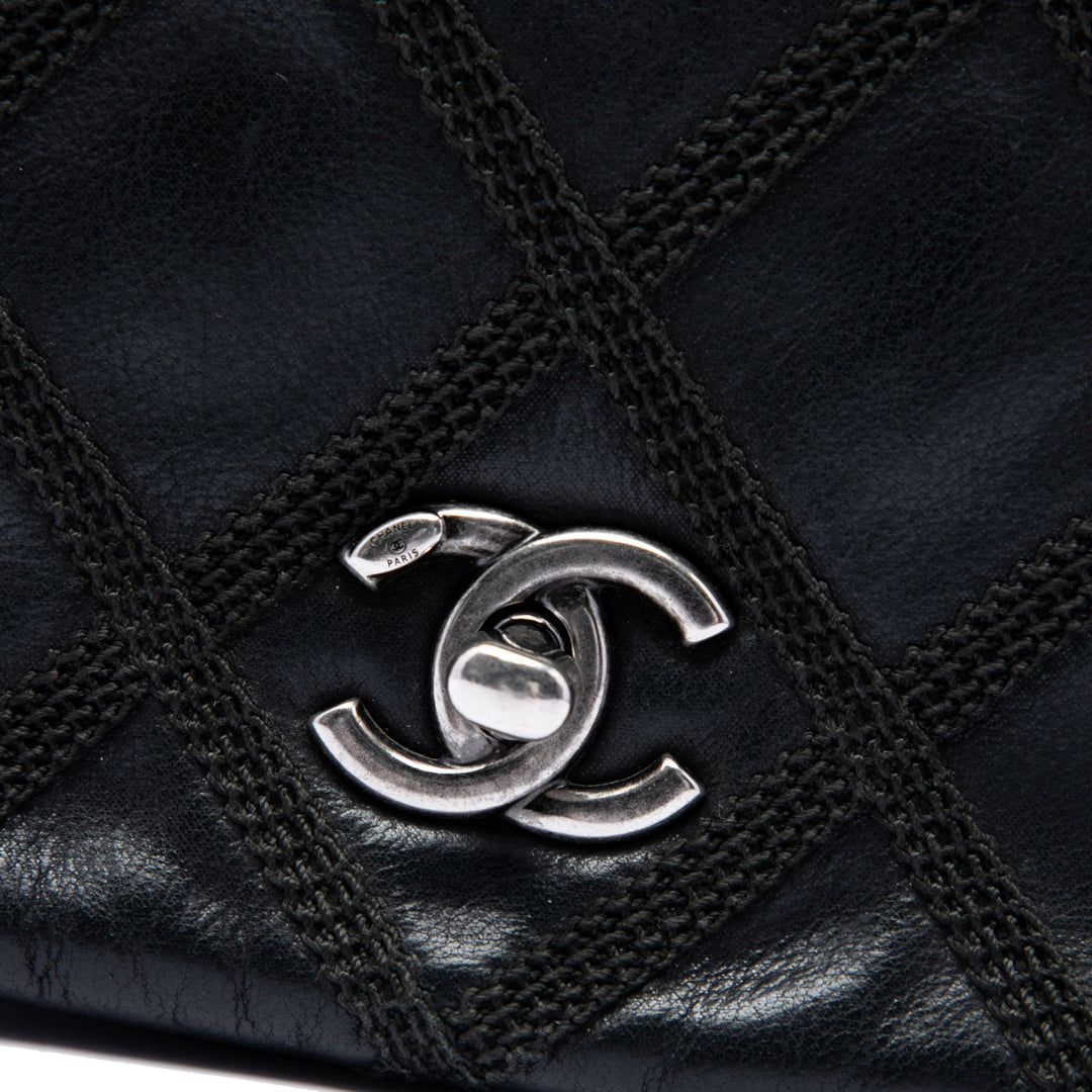 Chanel CC Irisé Diamond Stitch à rabat Mini Cuir de veau Noir – vue 5 – GABY PARIS