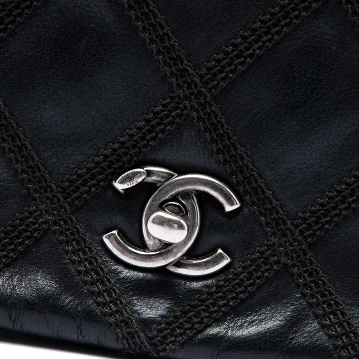 Chanel CC Irisé Diamond Stitch à rabat Mini Cuir de veau Noir – vue 5 – GABY PARIS
