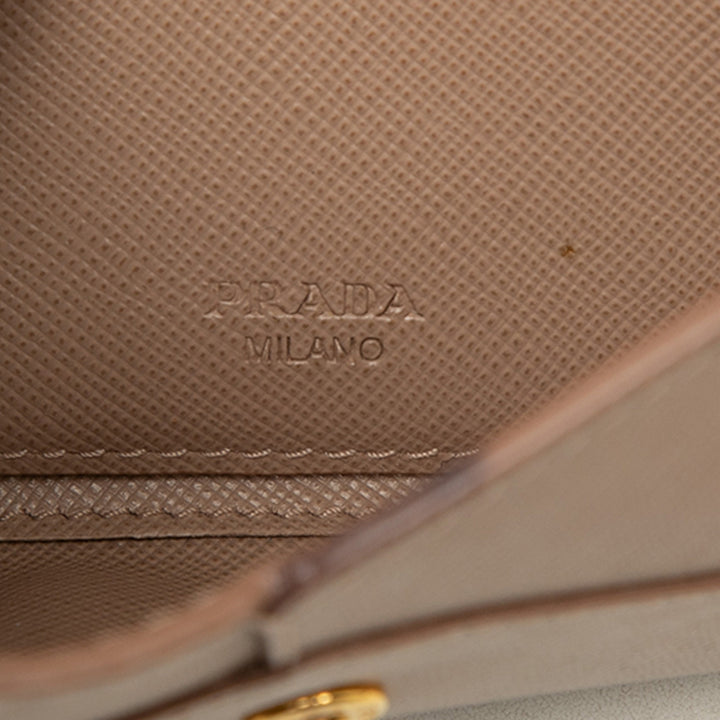 Prada Portefeuille Enveloppe Saffiano Beige – vue 5 – GABY PARIS