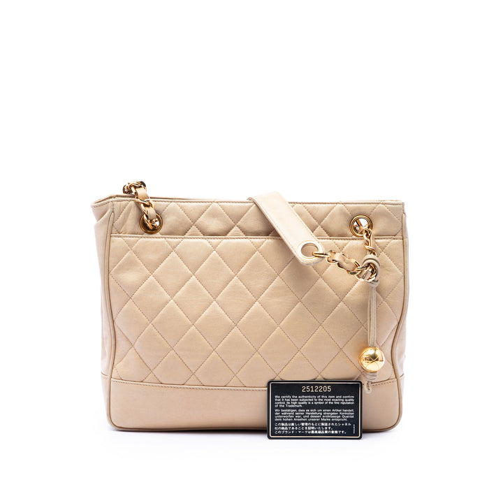 Chanel CC Matelassé Cuir d’agneau Coco Ball Chain Sac bandoulière