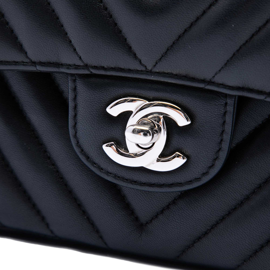 Chanel Medium Classic Chevron Cuir d’agneau Double rabat