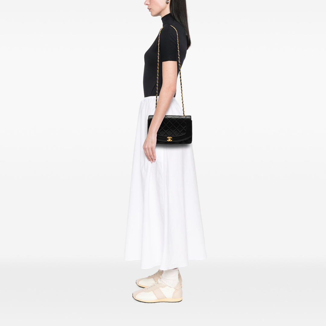 Chanel Medium Cuir d’agneau Diana à rabat