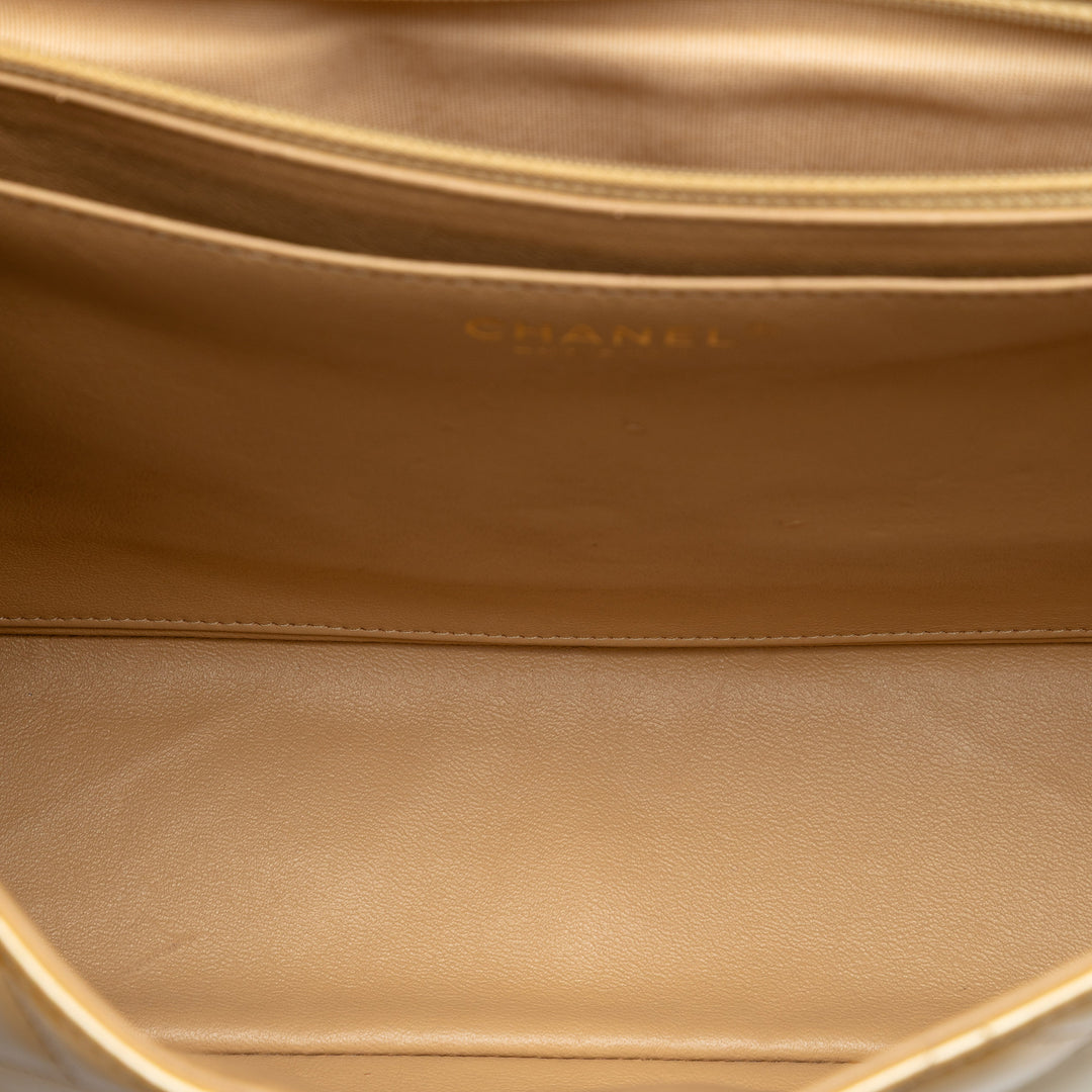 Chanel Maxi Classic Cuir verni Simple rabat