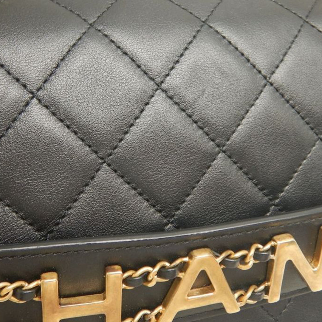 Chanel Medium Matelassé Cuir d'agneau Logo Enchained à rabat