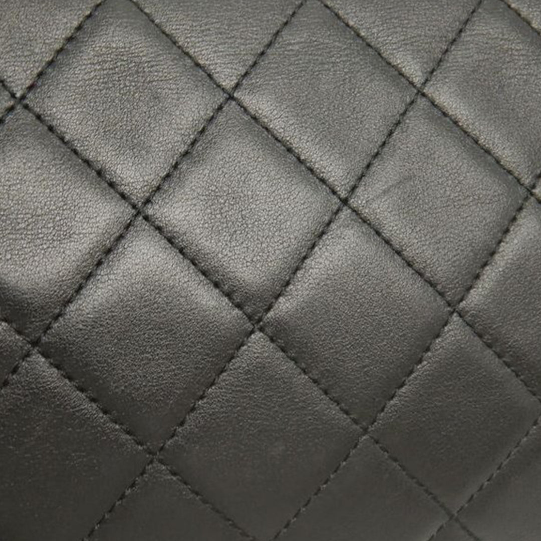 Chanel Medium Matelassé Cuir d'agneau Logo Enchained à rabat