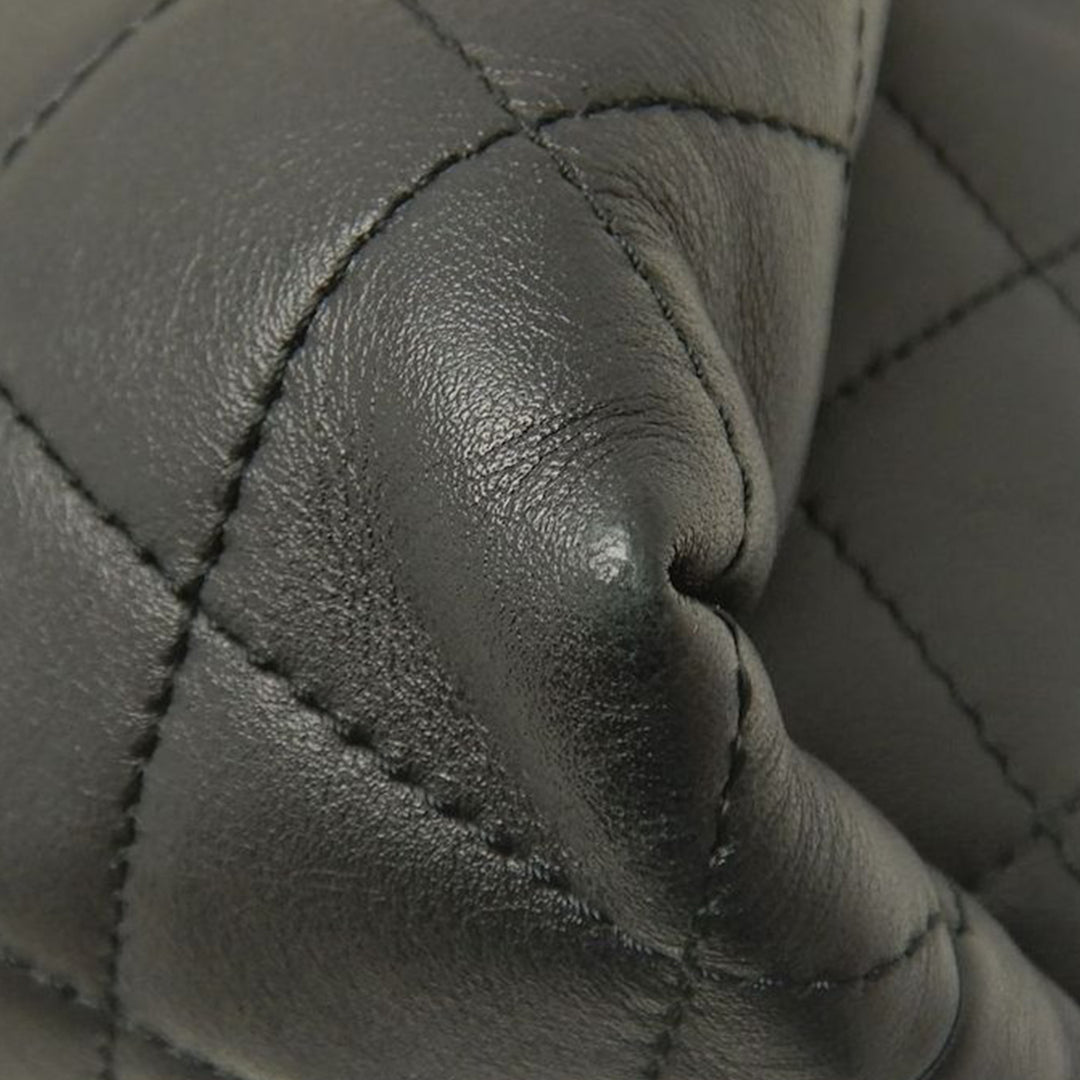 Chanel Medium Matelassé Cuir d'agneau Logo Enchained à rabat