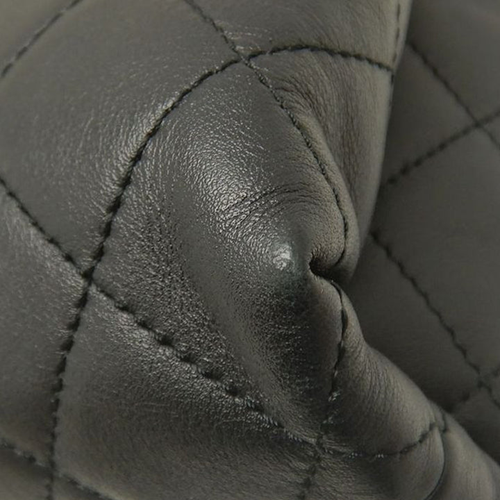 Chanel Medium Matelassé Cuir d'agneau Logo Enchained à rabat