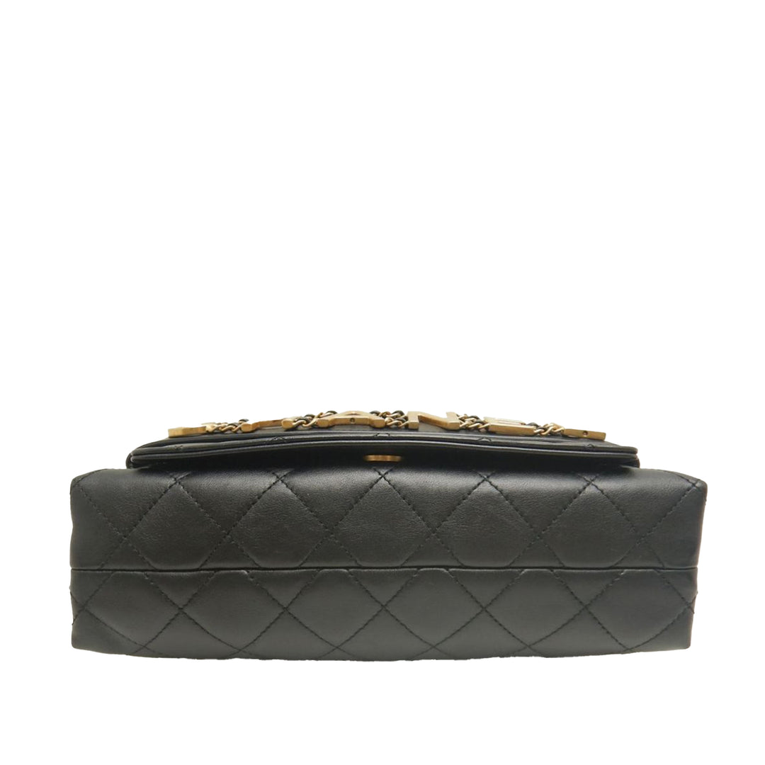 Chanel Medium Matelassé Cuir d'agneau Logo Enchained à rabat