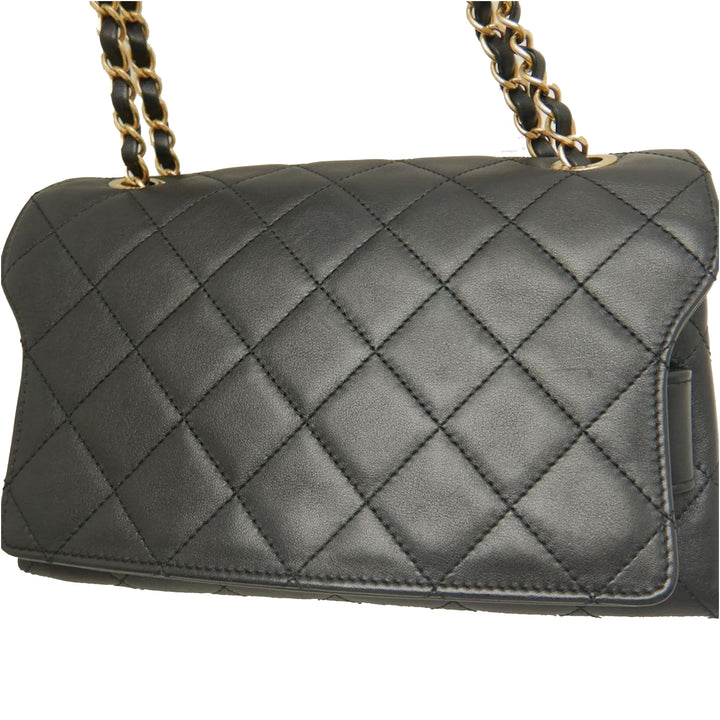 Chanel Medium Matelassé Cuir d'agneau Logo Enchained à rabat
