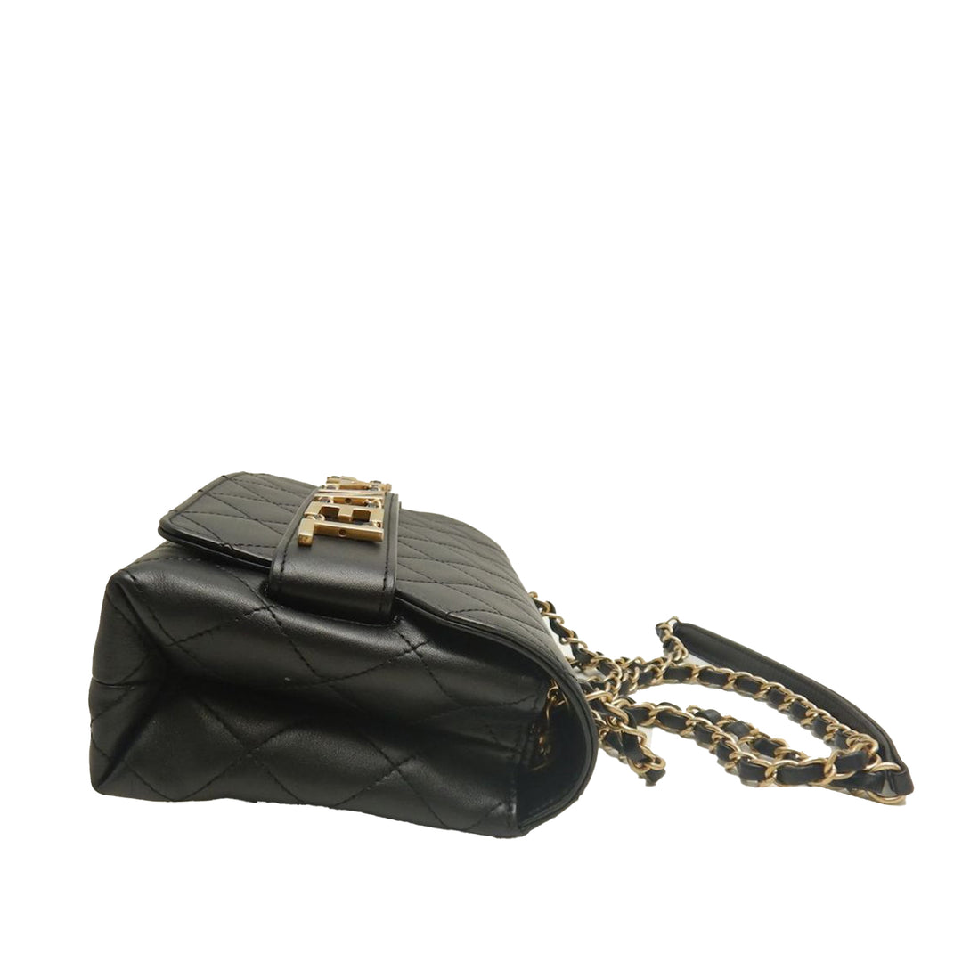 Chanel Medium Matelassé Cuir d'agneau Logo Enchained à rabat