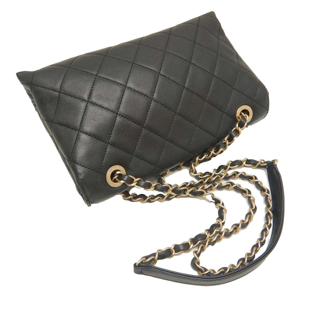 Chanel Medium Matelassé Cuir d'agneau Logo Enchained à rabat