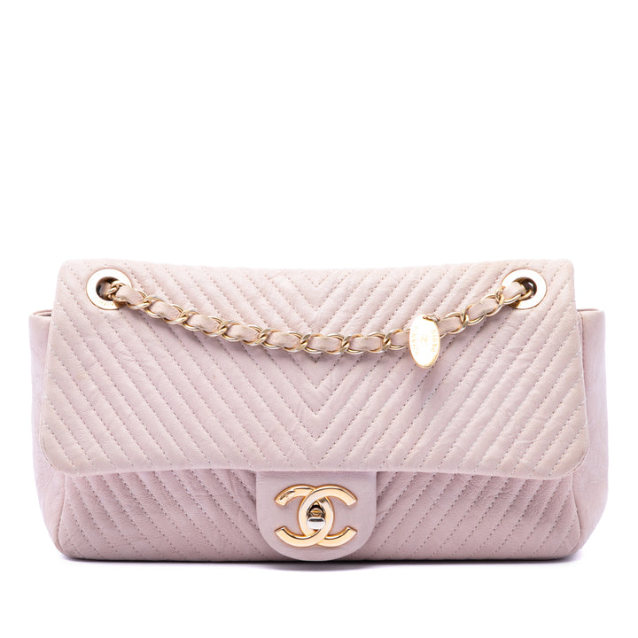 Chanel Medium Chevron Wrinkled Cuir de veau Medallion Charm à rabat