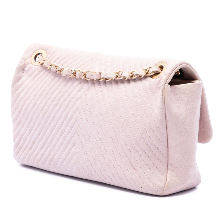 Chanel Medium Chevron Wrinkled Cuir de veau Medallion Charm à rabat