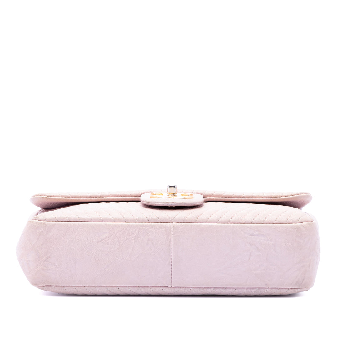Chanel Medium Chevron Wrinkled Cuir de veau Medallion Charm à rabat