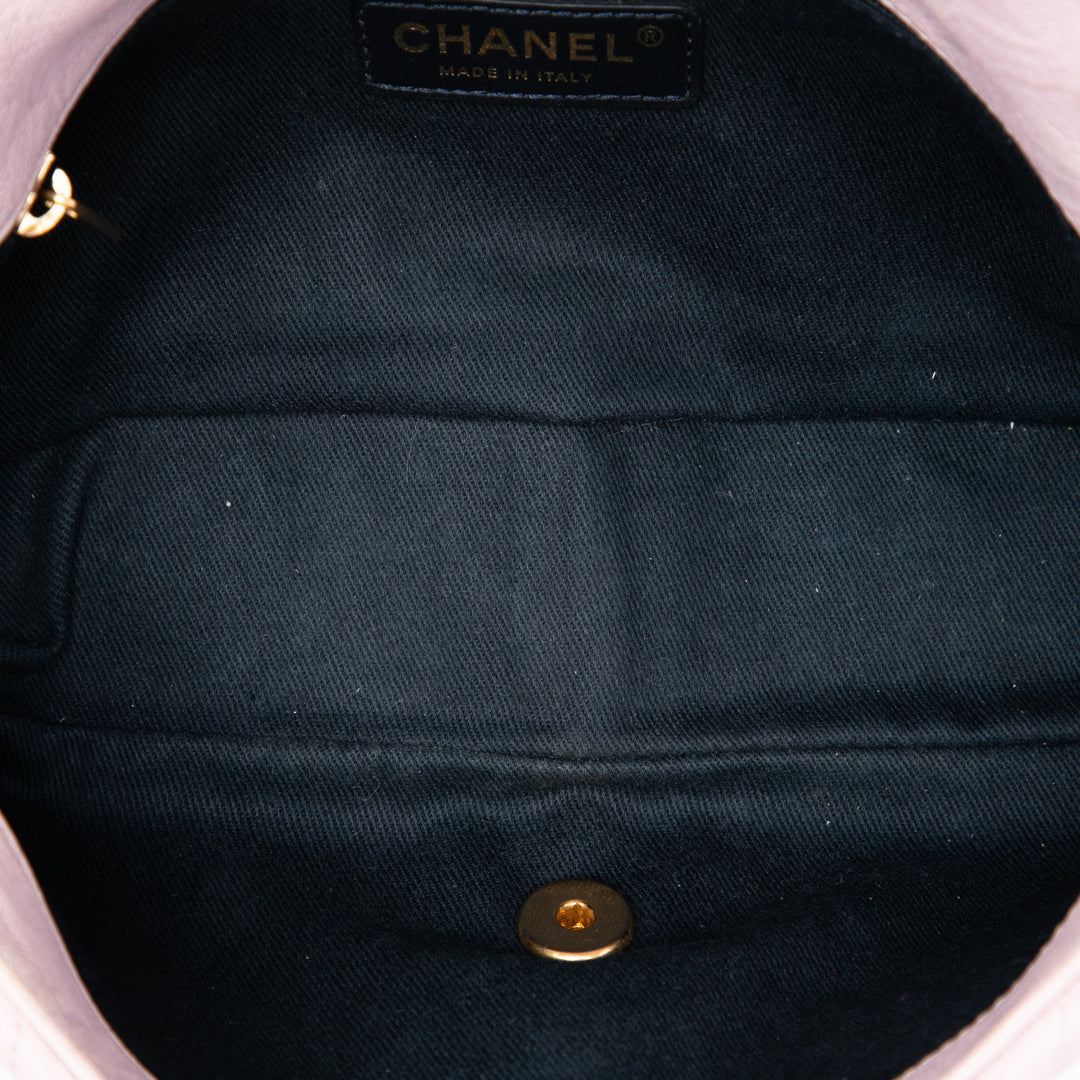 Chanel Medium Chevron Wrinkled Cuir de veau Medallion Charm à rabat