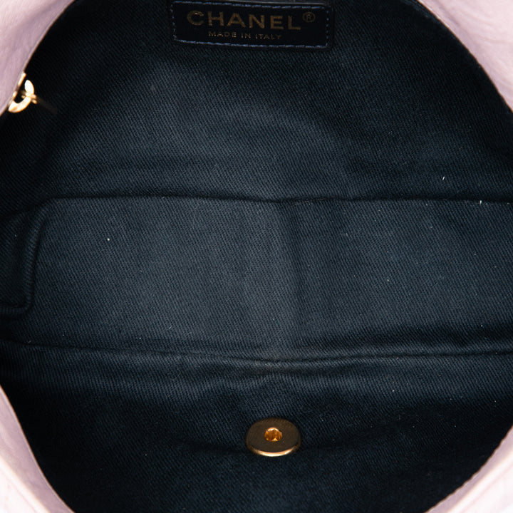 Chanel Medium Chevron Wrinkled Cuir de veau Medallion Charm à rabat