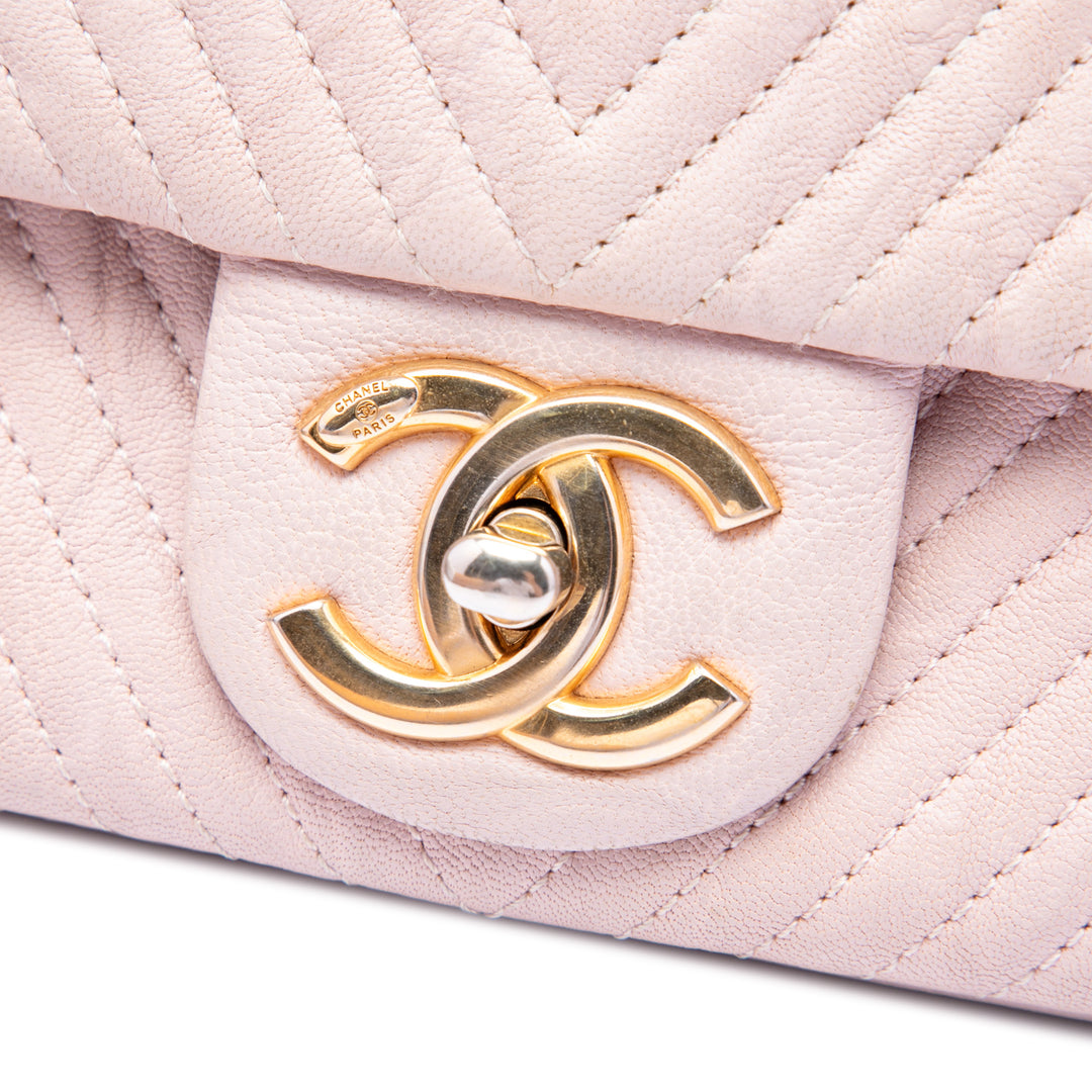 Chanel Medium Chevron Wrinkled Cuir de veau Medallion Charm à rabat
