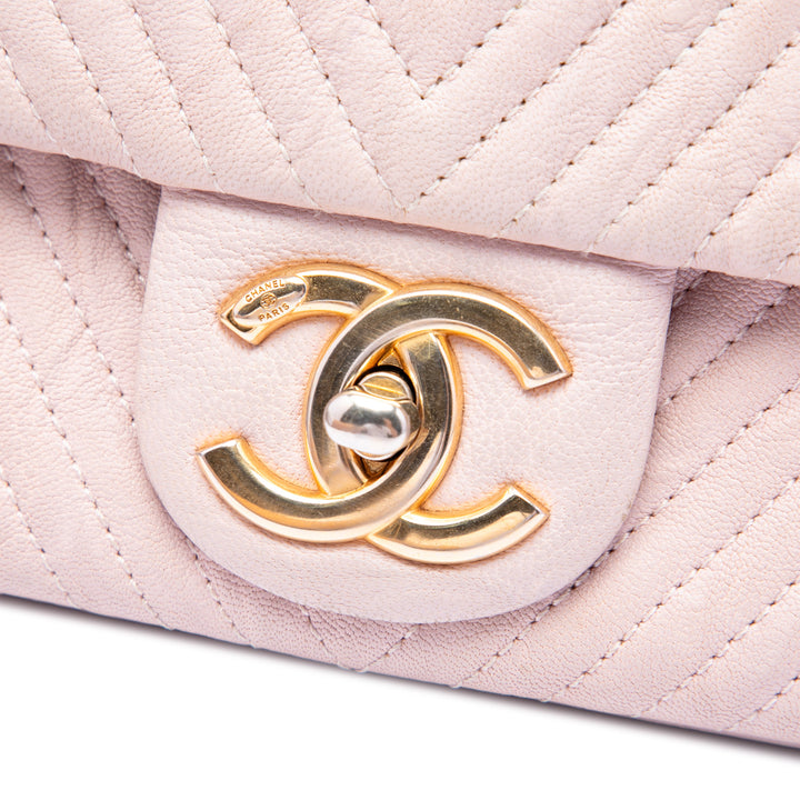 Chanel Medium Chevron Wrinkled Cuir de veau Medallion Charm à rabat