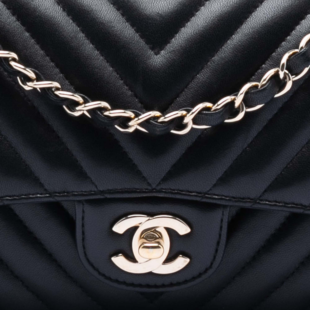 Chanel Medium Classic Chevron Cuir d’agneau Double rabat