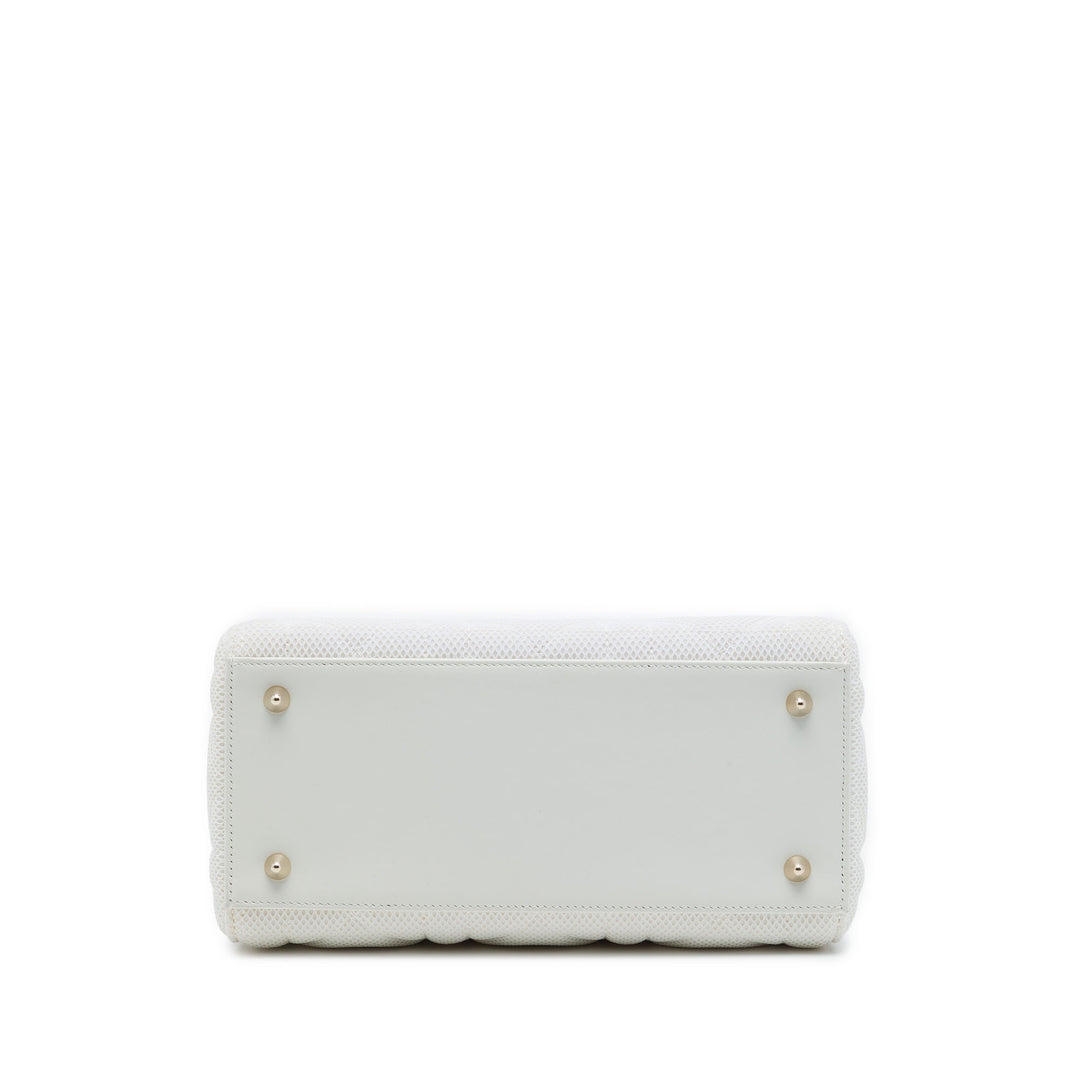 Dior Sac à main Lady Dior Mesh Cannage Moyen Blanc – vue 3 – GABY PARIS