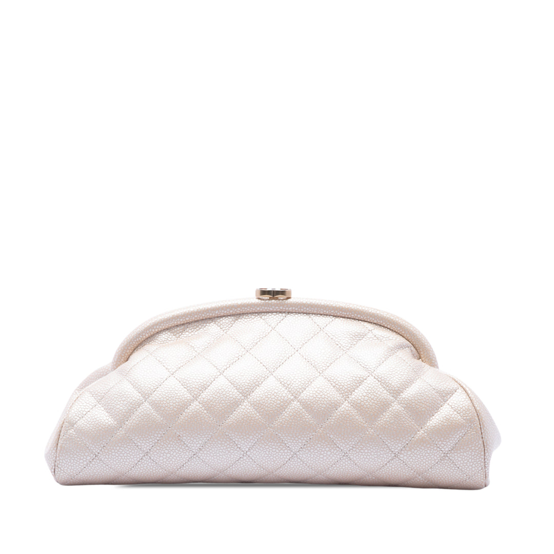 Chanel Pochette Matelassé Timeless Kisslock Cuir caviar Doré – vue principale – GABY PARIS
