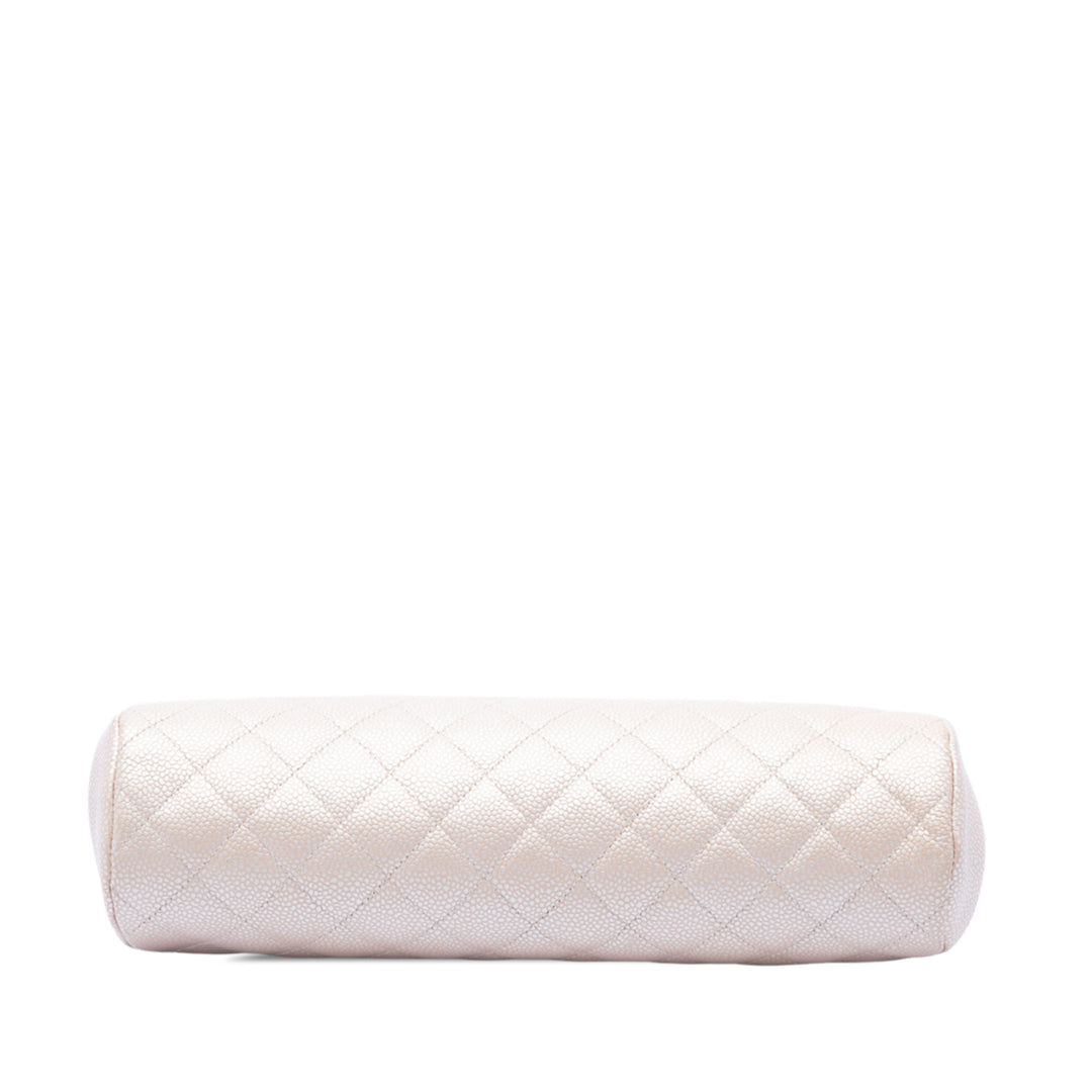Chanel Pochette Matelassé Timeless Kisslock Cuir caviar Doré – vue 3 – GABY PARIS