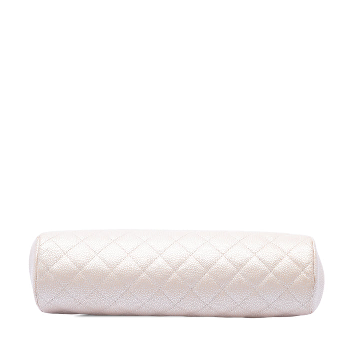 Chanel Pochette Matelassé Timeless Kisslock Cuir caviar Doré – vue 3 – GABY PARIS