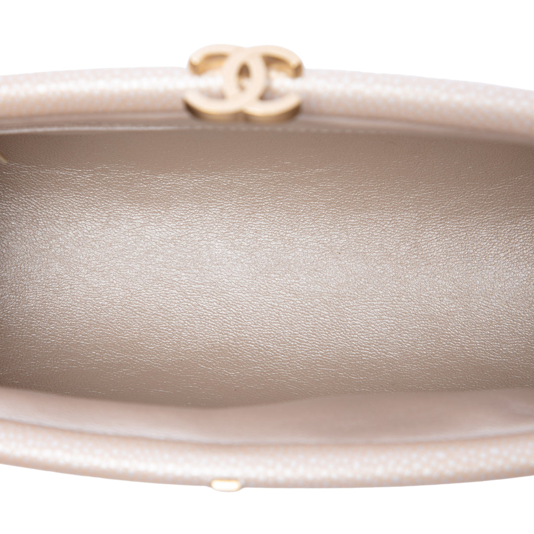 Chanel Pochette Matelassé Timeless Kisslock Cuir caviar Doré – vue 4 – GABY PARIS